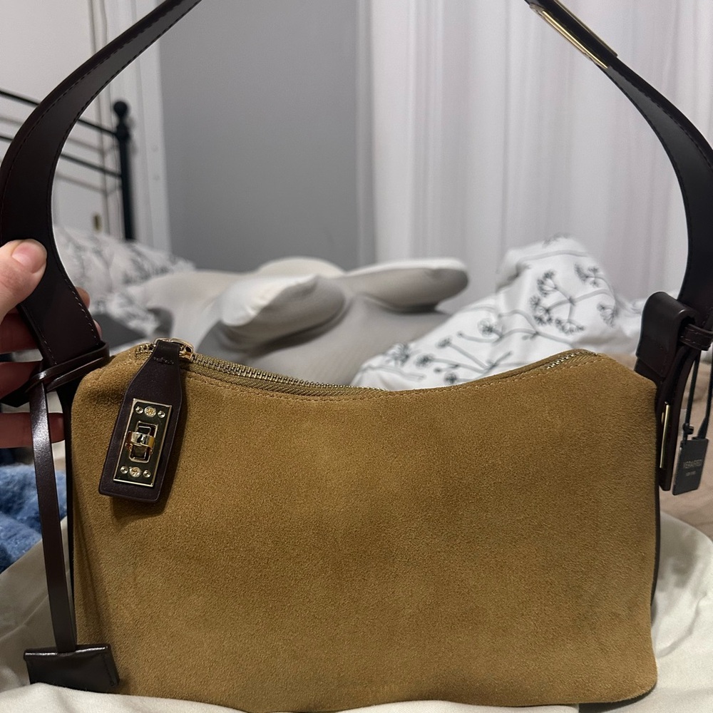 Gorgeous verafied Bag. Never worn. Comes with dust bag!